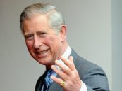 Printul Charles, aclamat de turisti in apropierea de Biserica Neagra din Brasov
