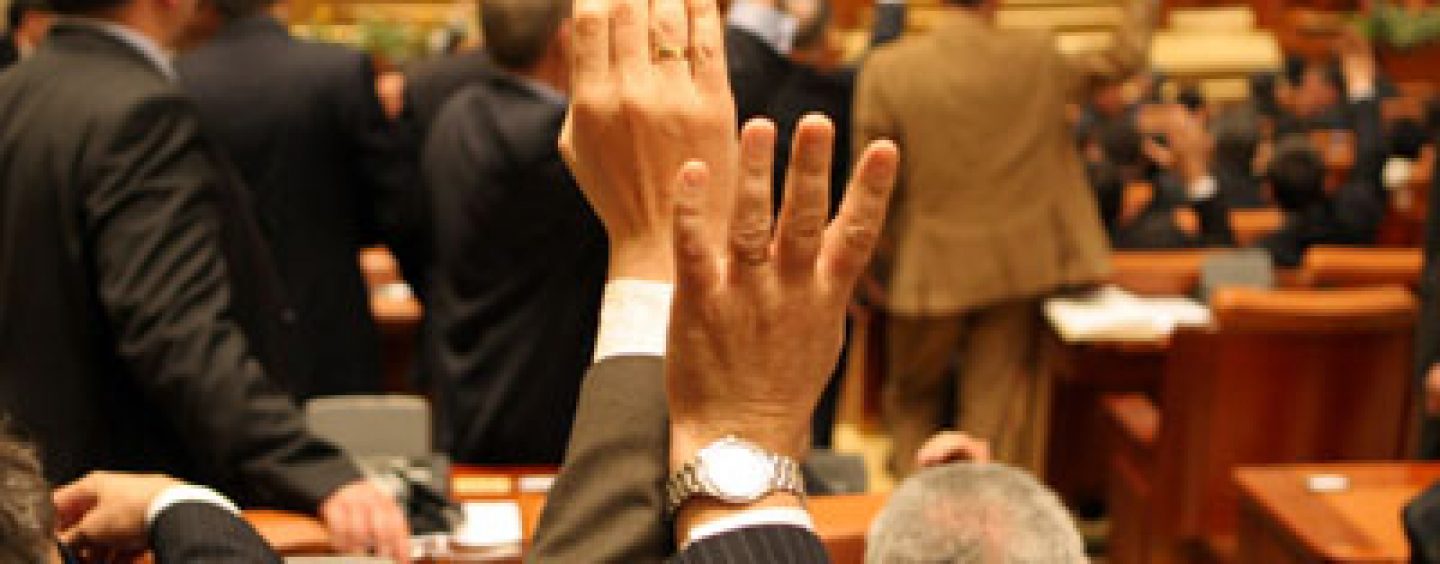 Parlamentul a votat pentru demisia lui Traian Basescu. PDL si PMP au boicotat sedinta