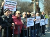 Rrevolutionarii protestează la sediul guvernului.  Doi protestatari in greva foamei