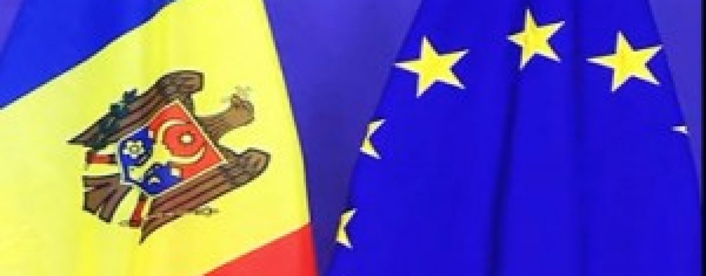Mii de cetateni ai Republicii Moldova s-au adunat în faţa Parlamentului de la Chişinău pentru a susţine ratificarea Acordului de Asociere cu UE
