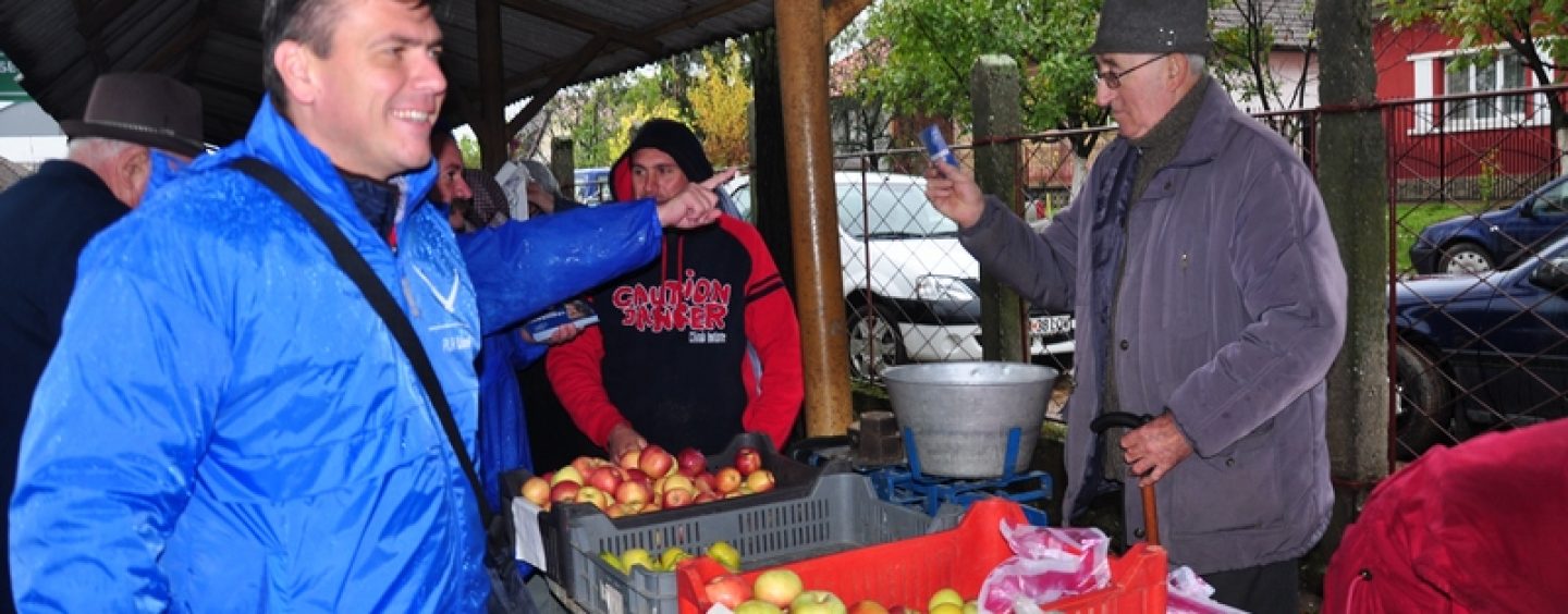 De campanie/ Echipa lui Calin Popescu Tariceanu, pe teren, in Tinutul Satmarului