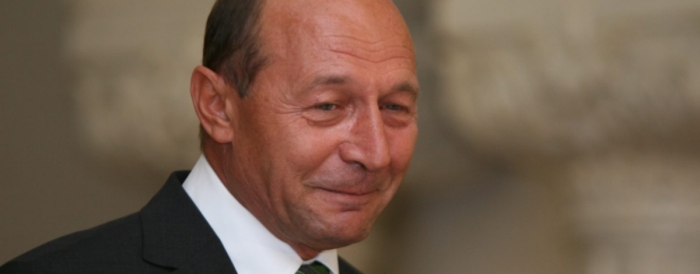 Traian Basescu a uitat dosarul cu secrete in platoul emisiunii de la Realitatea TV