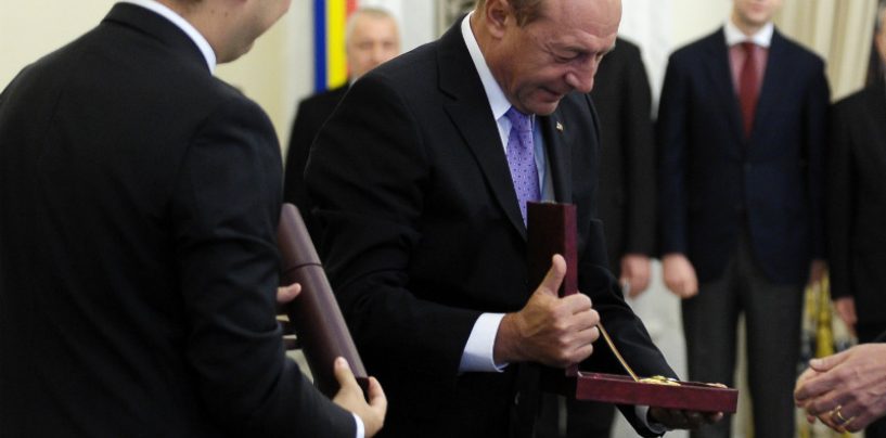 Afacere de familie. Traian Basescu si-a decorat medicul personal