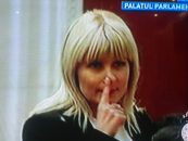 Degetul Elenei Udrea: oare, un gest nevinovat? Unii spun ca ar fi o amenintare