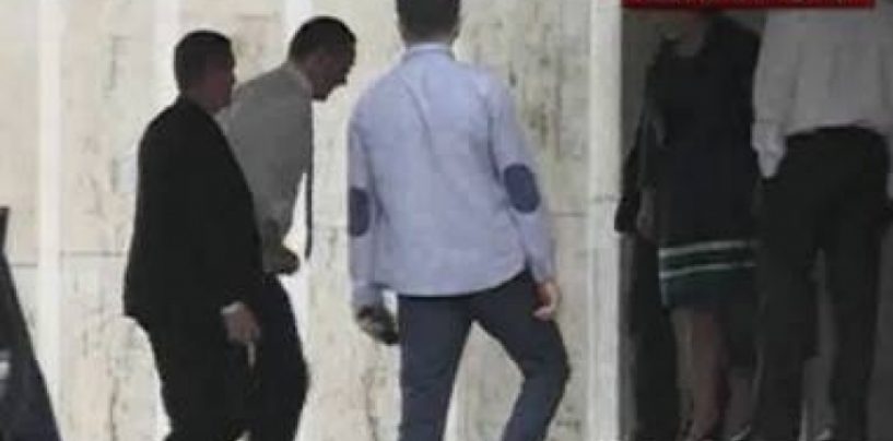 Premierul Victor Ponta s-a intors la munca. In carje. Nimeni nu se astepta sa revina astazi din Turcia