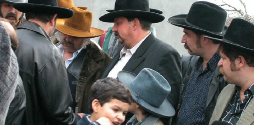 Tiganii din Transilvania ii imbraca in straie traditionale pe imigrantii sirieni pentru a ajunge in Germania