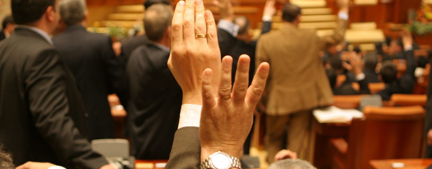 O noua sesiune de pupat moaste de Sfanta Parascheva, pentru parlamentarii romani. Alesii si-au luat liber sa mearga la Sfanta Sarbatoare