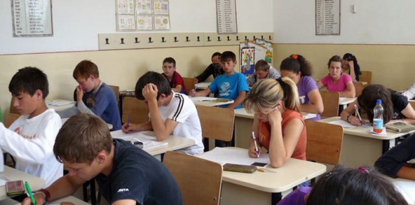 Iniţiativă. Un deputat vrea să fie distribuite în şcoli prezervative, şampon şi săpun
