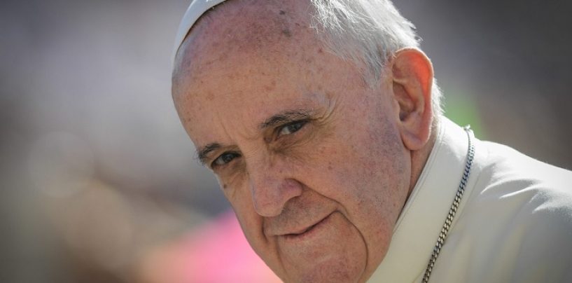 Papa Francisc, în dificultate. Suveranul Pontif, deranjat de o persoană care l-a îmbrăţişat prea puternic