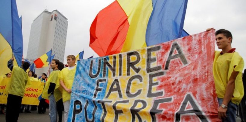 Unirea României cu R. Moldova, cerută de cei din Acţiunea 2012, în faţa Palatului Cotroceni
