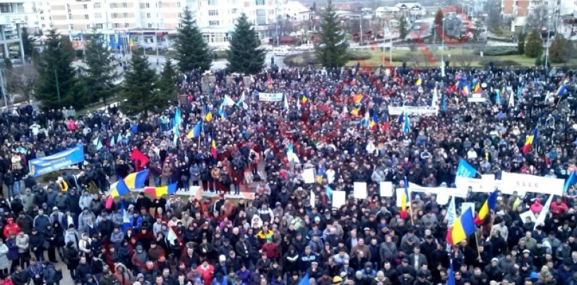 Miting de amploare. Mii de sindicalişti de la Dacia cer urgentarea construcţiei autostrăzii Piteşti-Sibiu