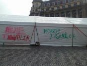 Mesaje anti-ţigăneşti pe un cort, la Universitate, unde se sărbătoarea Ziua Romilor
