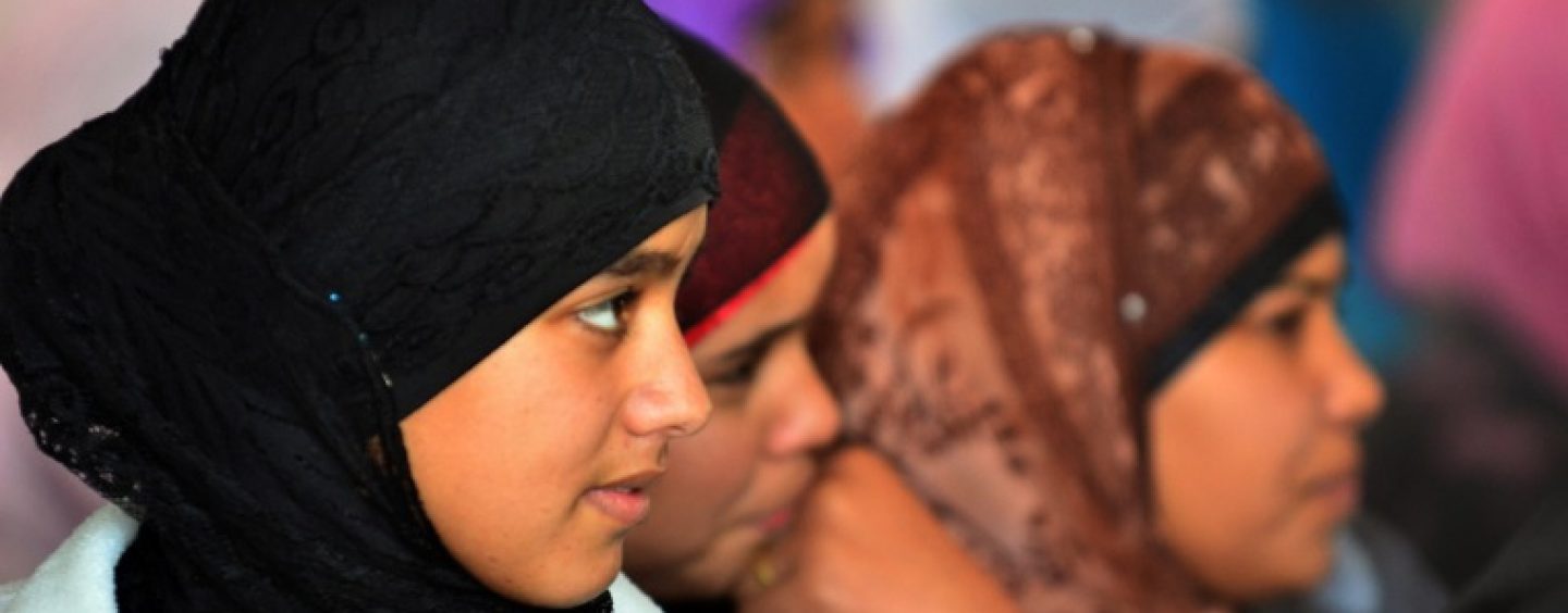 Adevăr sau provocare? Două fete ce purtau văl islamic ar fi fost agresate de un grup de tineri, în Bucureşti