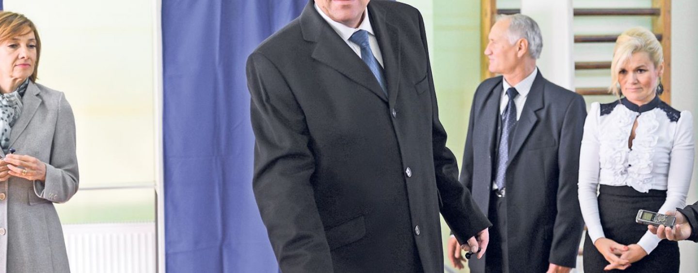 Presedintele Klaus Iohannis a votat abia la 18,30. O fi avut altceva mai bun de facut pana atunci?