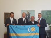 Sfidare la adresa românilor. Ambasadorul american s-a pozat cu steagul secuiesc