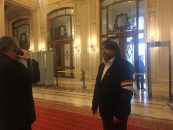 Mihai Goțiu (USR) s-a trezit din somn! L-a întâmpinat pe Klaus Iohannis la intrarea în Parlament