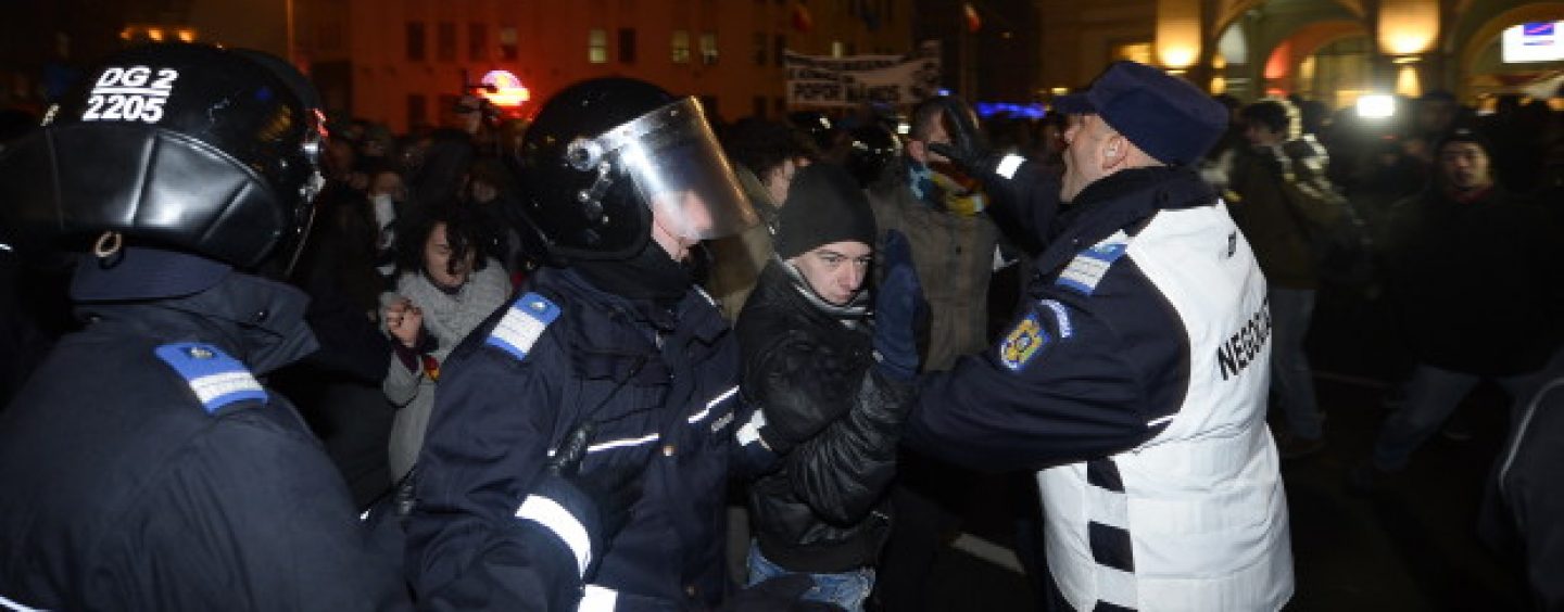 Protestele din București au degenerat în violențe. Ultrașii galeriilor de fotbal se războiesc cu jandarmii