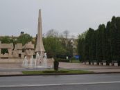 Provocările de la Carei, orașul eliberării Ardealului. Monumentul Ostașului Român, acoperit total de brazi
