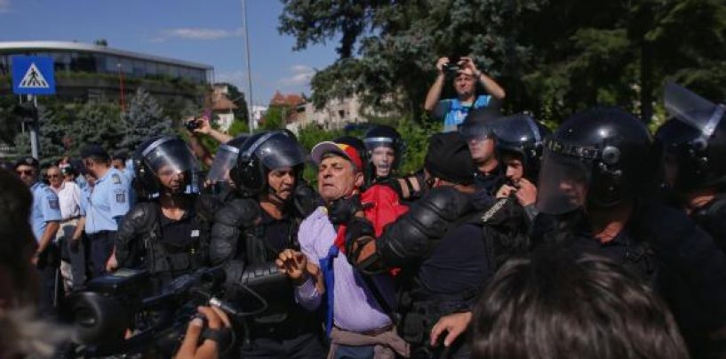 Protestul diasporei: Sticle și pungi cu fecale aruncate către jandarmi. Riposta: gaze lacrimogene