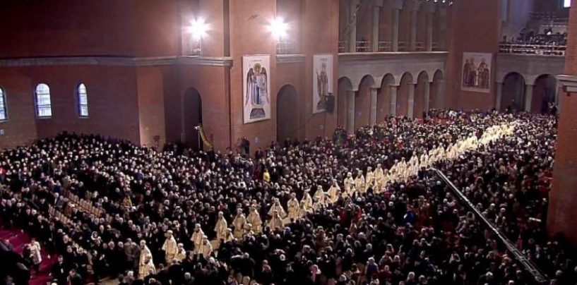 Catedrala Mânturii Neamului, sfințită în prezenta a zeci de mii de oameni