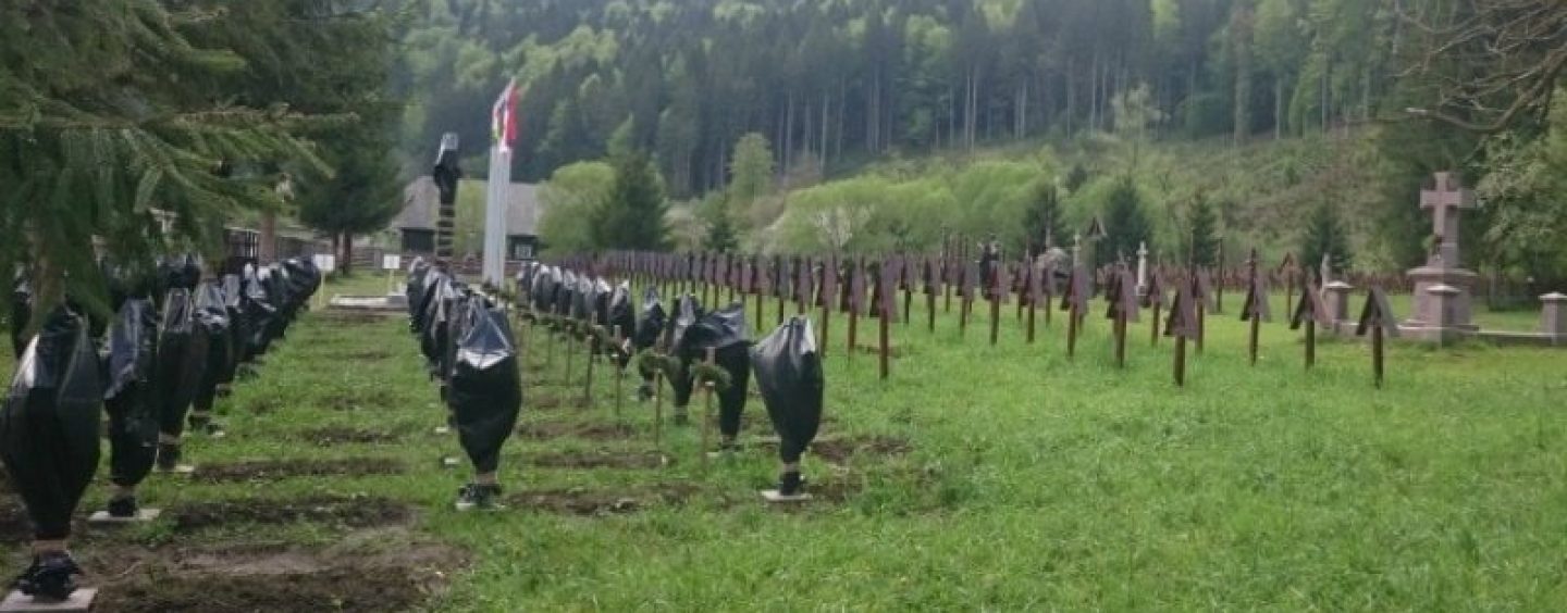 Din mizeriile extremiștilor maghiari: Crucile eroilor români din Valea Uzului, acoperite cu saci de gunoi. Update: PMP reacționează