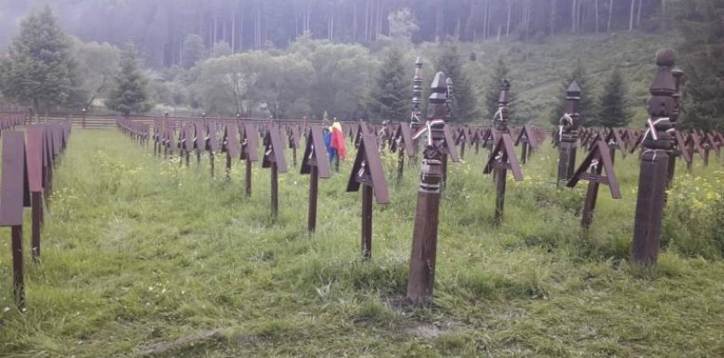 S-a clarificat situația de la Valea Uzului: Primăria Sânmartin a amplasat ilegal crucile, cu finanțare din Ungaria