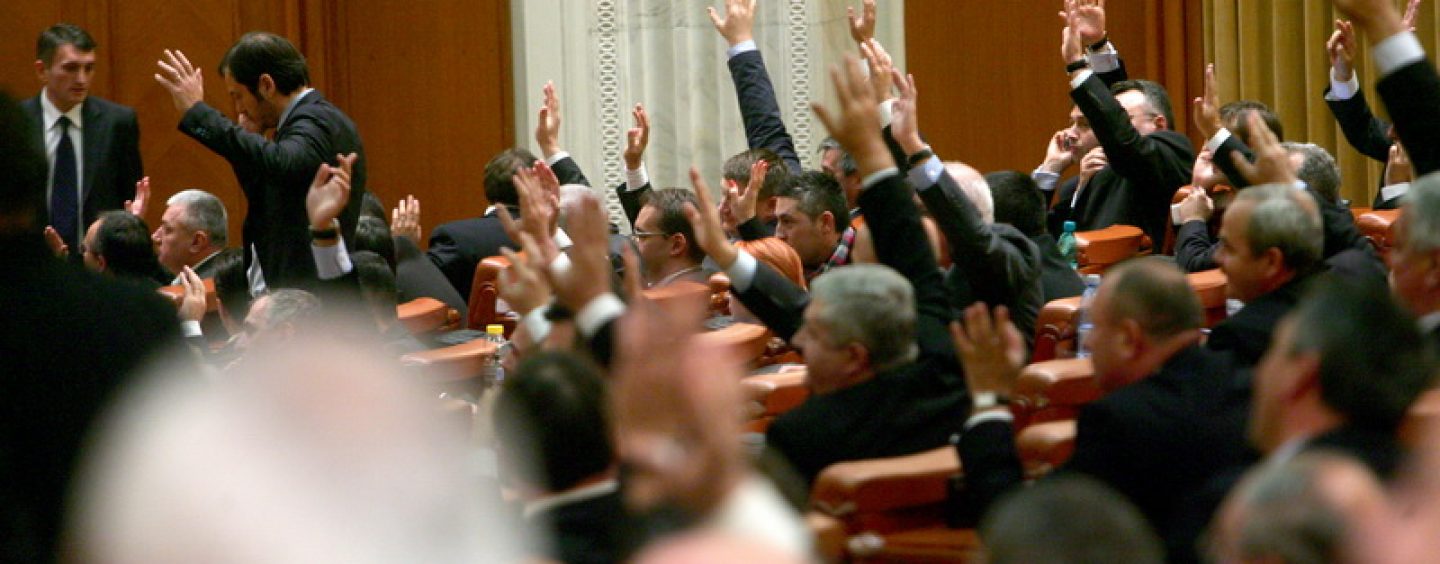 Proiect de lege, adoptat în Camera Deputaților. Persoanele fizice și juridice pot cere amânarea plății utilităților