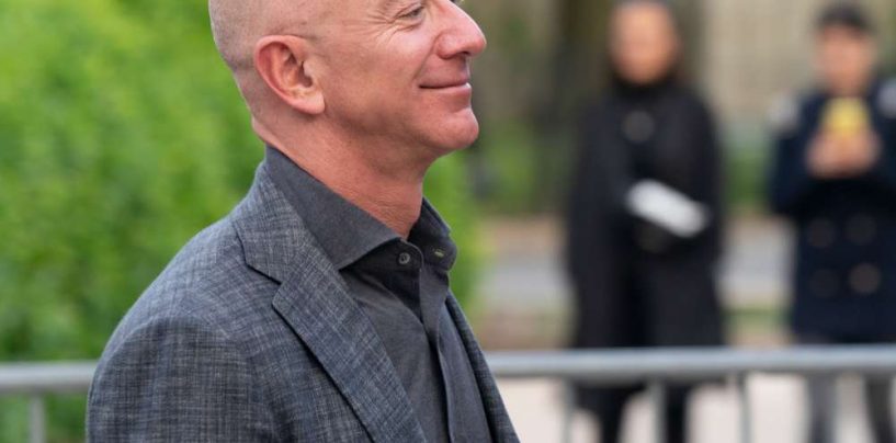 Miliardarul fondator de la Amazon, Jeff Bezos, va zbura în spațiu luna viitoare