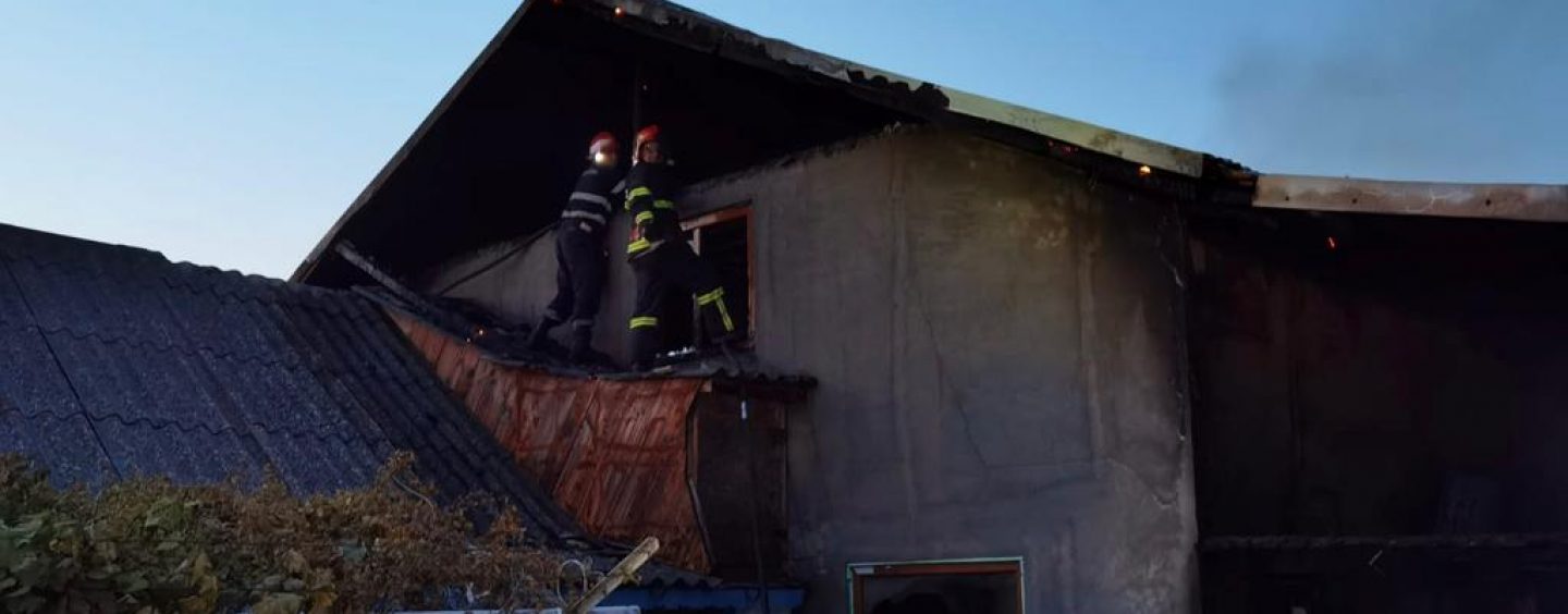 Opt persoane s-au autoevacuat dintr-o casă de vacanţă cuprinsă de flăcări de la Jurilovca