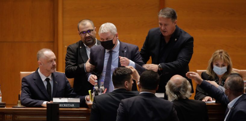 De tot râsul, în Parlamentul României. Liberalul Florin Roman, săltat cu forță pentru că boicota lucrările din plen