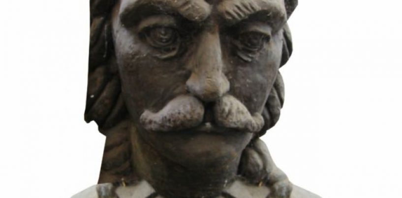De râsul curcilor! Cine a furat statuia lui Ștefan cel Mare din depozitul Primăriei Tecuci?