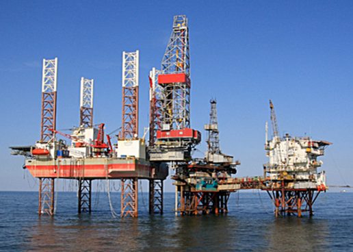 Platformele petroliere din Marea Neagră, sub supravegherea navelor rusești de război