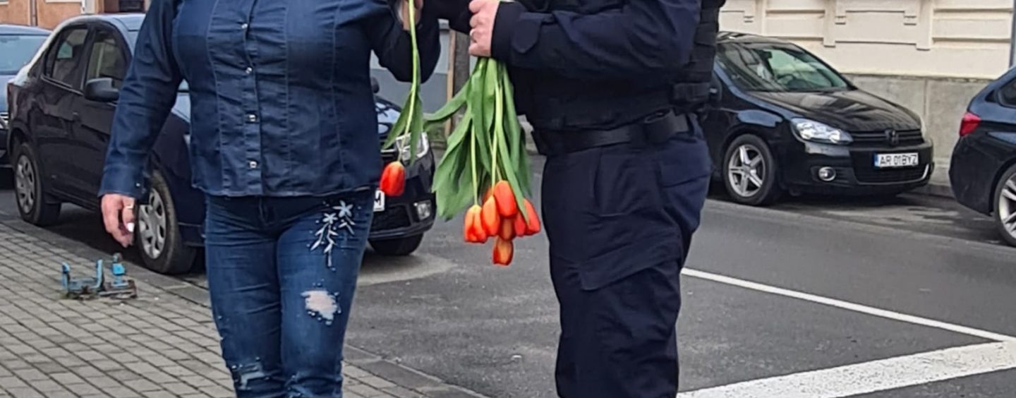 Jandarmii din orașul Lipova, au oferit lalele roșii doamnelor și domnișoarelor de 8 martie