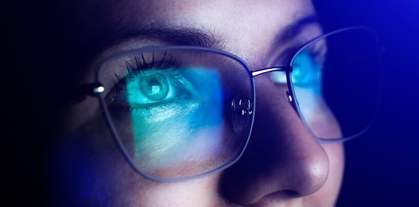 Cum să îți protejezi ochii de lumina albastră emisă de ecrane