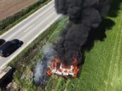 Mașină electrică răsturnată și cuprinsă de flăcări după ce a lovit un cap de pod