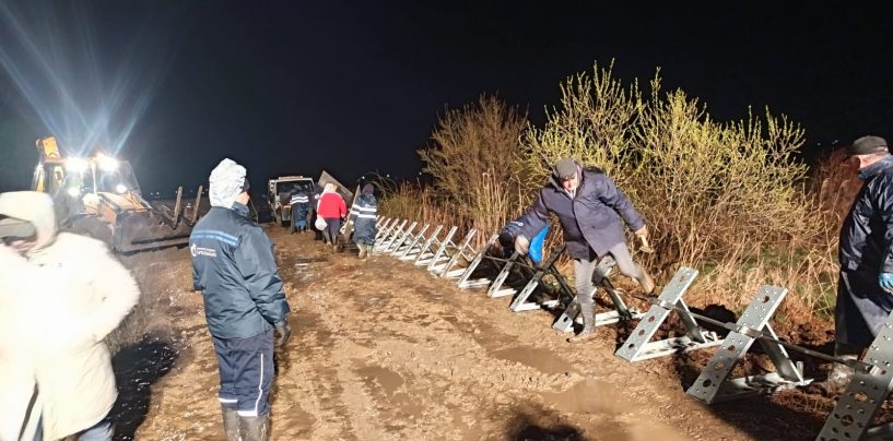 Viitura pe râul Putna, în plină desfășurare:  Diguri mobile și mii de saci de nisip, instalate pentru protejarea localității Mircești