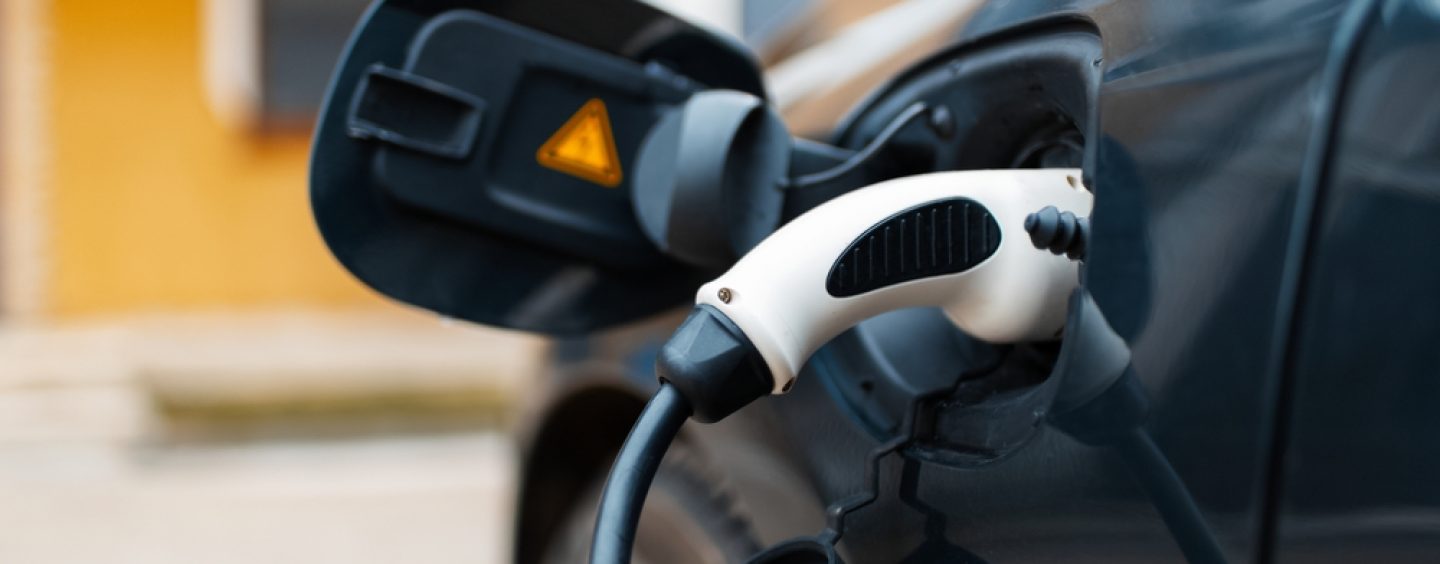 Diferențele dintre o mașină electrică nouă și una rulată: ce să alegi în acest an?