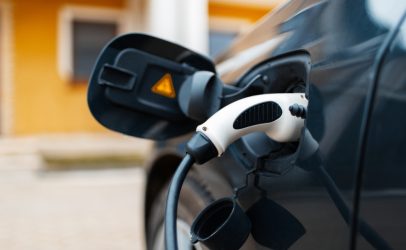Diferențele dintre o mașină electrică nouă și una rulată: ce să alegi în acest an?
